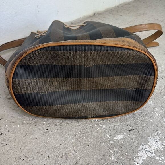 Distressed Fendi 80’s bucket bag - Picture 6 of 13